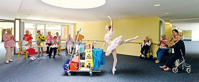 Elizabeth Mason aus der Dornröschen-Produktion des Stuttgarter Balletts tanzt durch die Gänge des Hauses Rohrer Höhe.